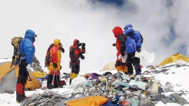 中国宣布无限期关闭珠穆朗玛峰
