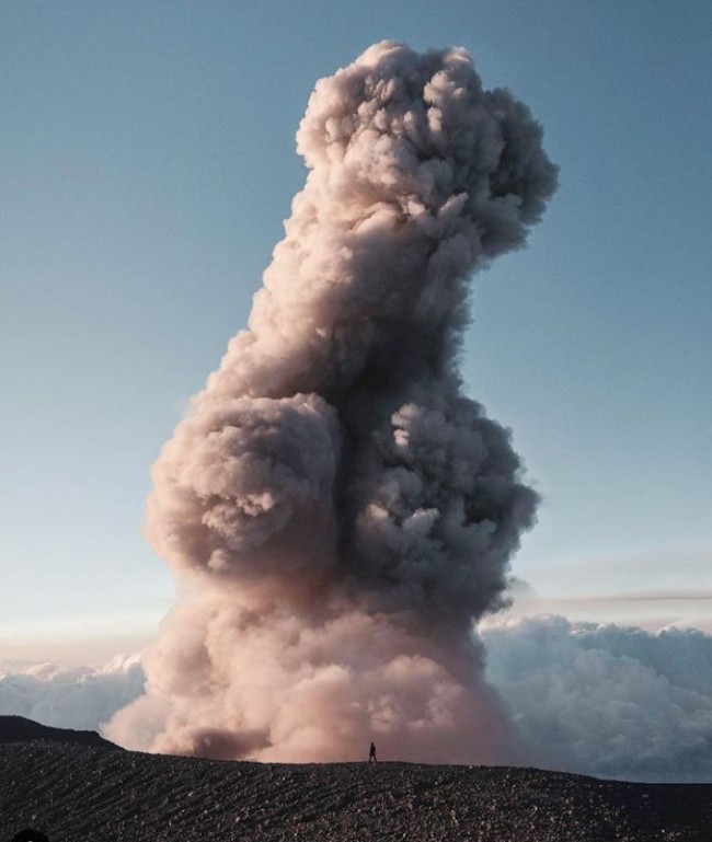 摄影师远赴印尼拍火山爆发 结果被笑翻