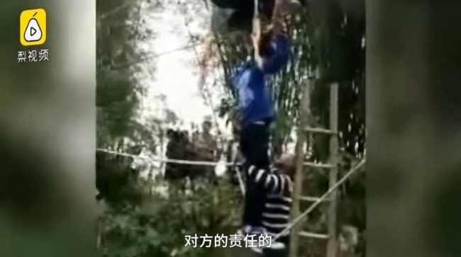 中国游客暴力摇断钢索桥 6人瞬间悬空