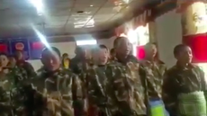 西藏自治区内，藏人女尼师被迫穿军服、理平头，高唱所谓“爱国歌曲”。（视频截图/受访人提供）