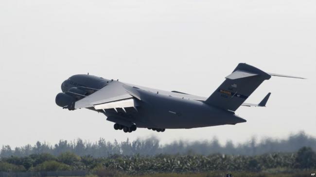 美派出军用飞机向委内瑞拉运送救援物资