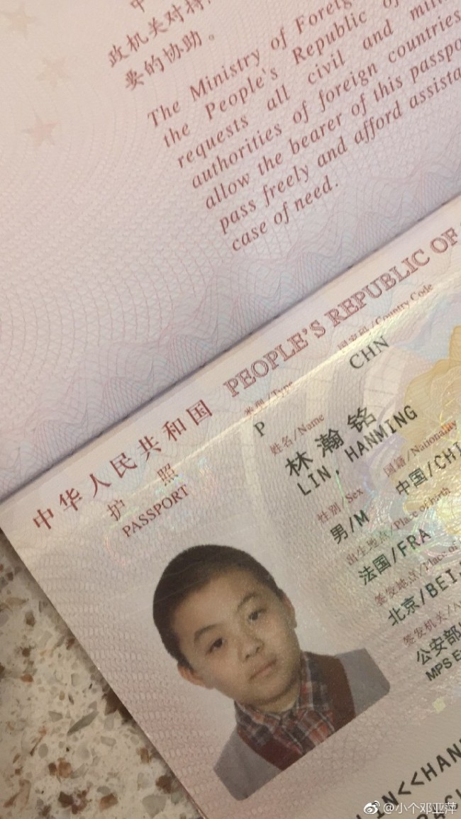 邓亚萍晒自己和儿子护照 回应国籍争议