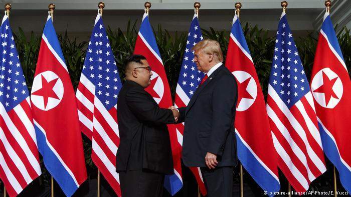 US-Präsident Donald Trump und Nordkorea-Präsident Kim Jong Un (picture-alliance/AP Photo/E. Vucci)