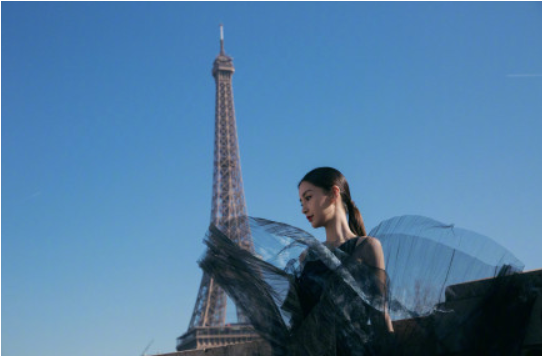 Angelababy现身巴黎时装周 美成一道景