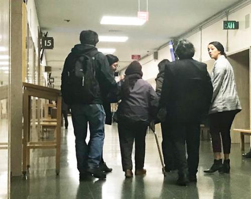 险遭性侵 旧金山99岁华裔老妇拄杖上庭作证