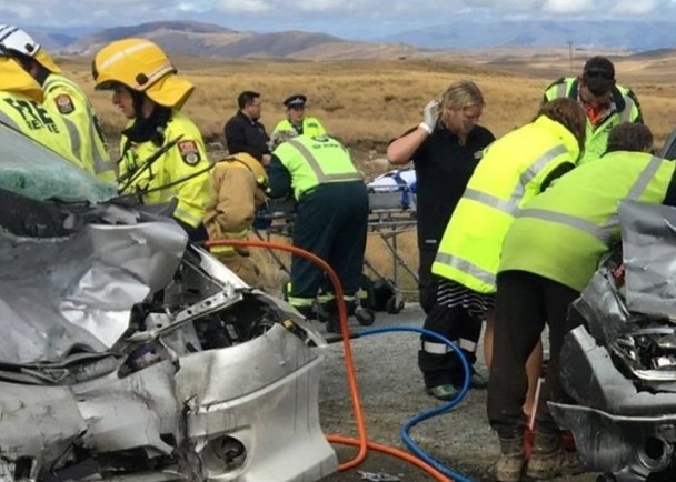 中国游客新西兰自驾游遇车祸 酿3死2伤