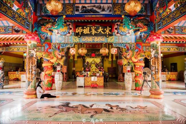 泰国也有中国庙 雕龙画栋堪称艺术杰作