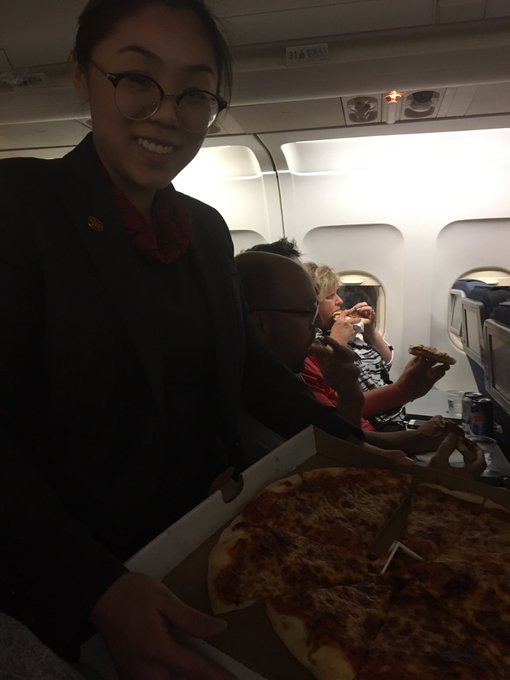 航班延误   机长请所有乘客吃披萨