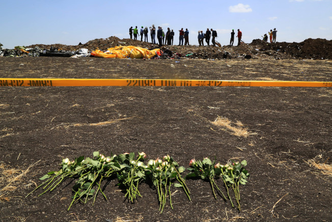 衣索比亚航空失事救援工作在12日结束，遇难者家属在事故发生地放上鲜花寄讬哀思。 (中新社)