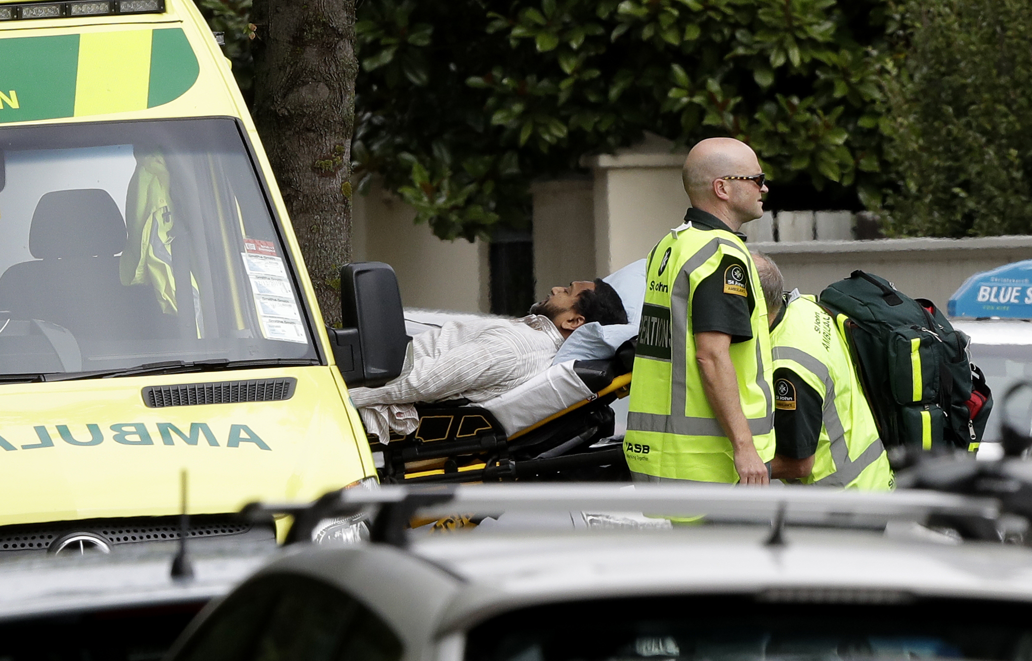 枪手闯进纽西兰清真寺朝人群开枪，图为一名伤者被送上救护车。(美联社)