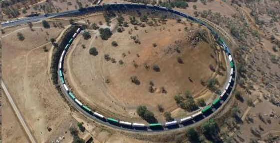 史上最长的一列火车 长7353米像贪吃蛇
