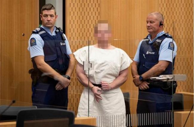 新西兰枪手出庭面无表情 比出这个手势