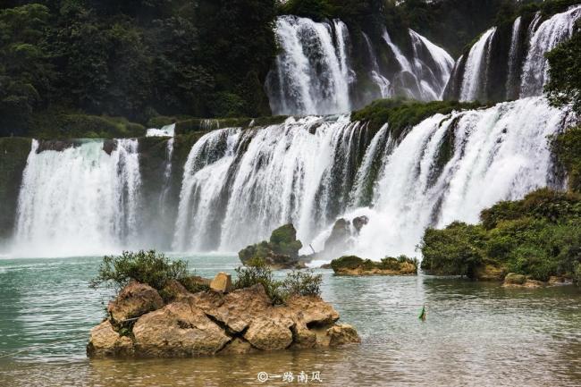 亚洲最大 世界第四的跨国瀑布就在广西