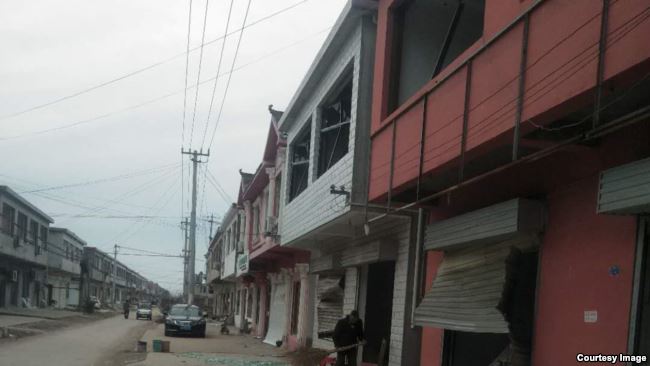 江苏响水县化工厂爆炸地点一公里外的临街店铺门窗破坏情况。（网络图片）