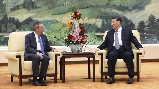 中国国家主席习近平（右）会见哈佛大学校长。（美联社）