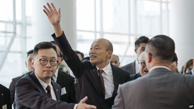 台湾高雄市长韩国瑜2019年3月22日在香港对媒体挥手致意。