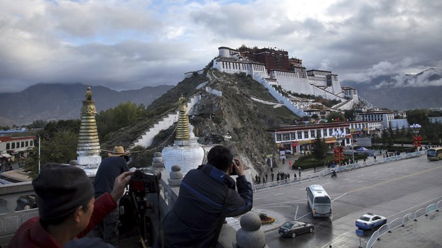 游客在西藏布达拉宫前拍照。（美联社）