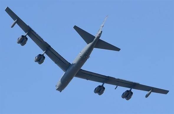 本月第3次 美B-52轰炸机飞南海 空中加油