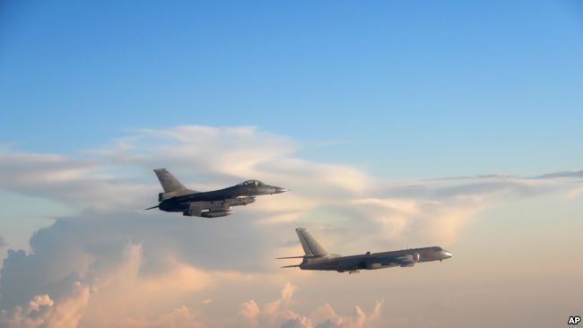 台湾一架战机飞近中国一架抵近台湾飞行的轰炸机(台湾国防部2018年5月28日)