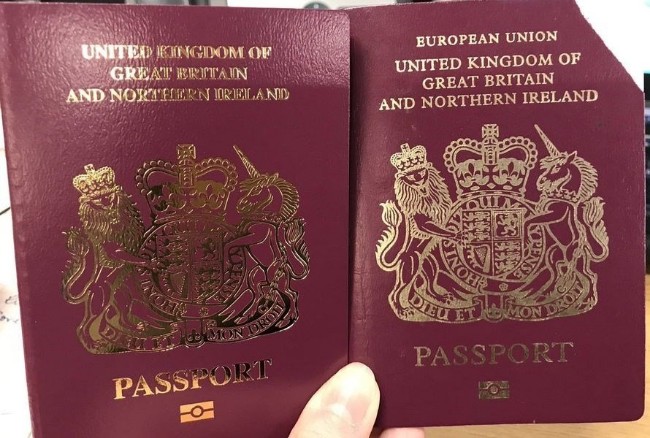收到英国新版护照     民众大感震惊