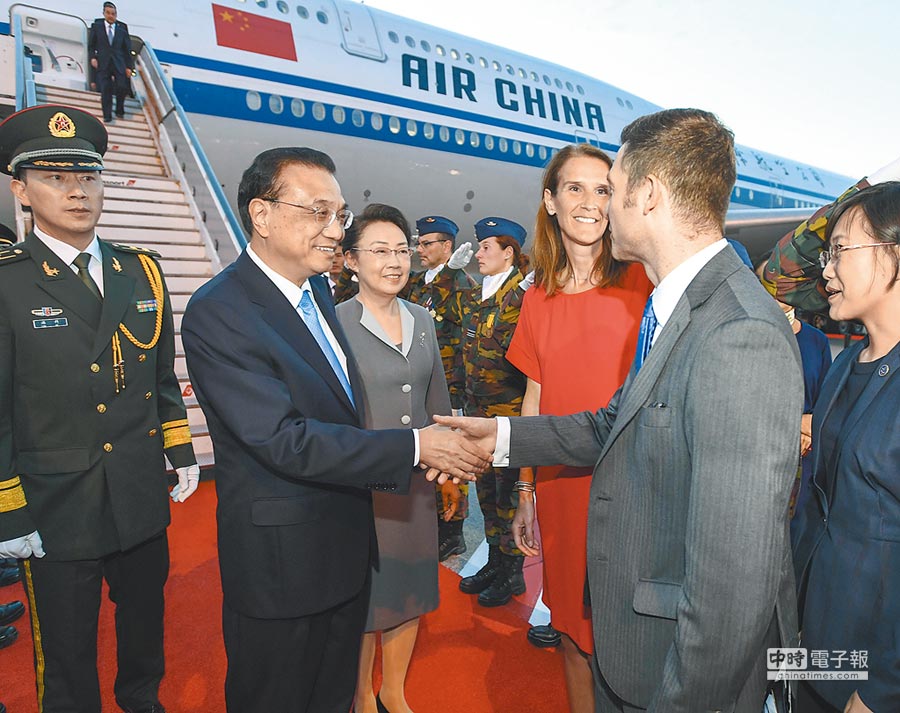 2018年10月16日，大陆国务院总理李克强（前左）乘专机抵达布鲁塞尔国际机场。（新华社）