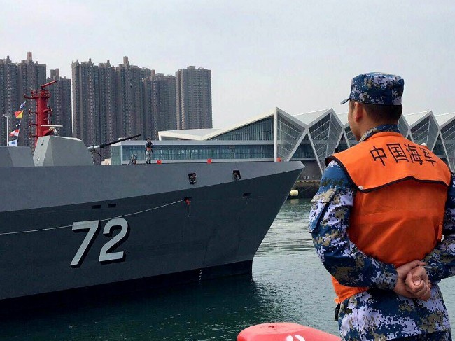中日回暖？日本军舰罕见捧场中国海军节
