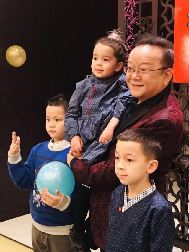 70岁王刚子孙环膝，外孙与儿子同是10岁