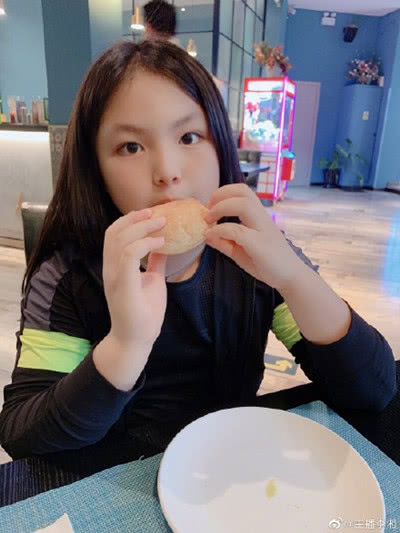 李湘女儿近照曝光 在吃面包 瘦脱像了
