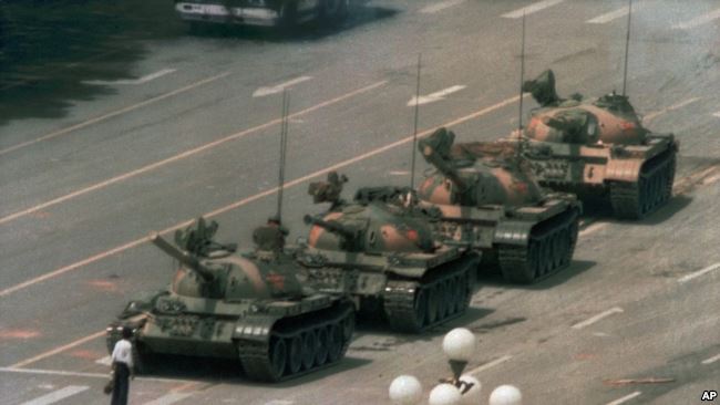 八九六四期间在北京天安门事件一名青年拦截军队坦克车队。