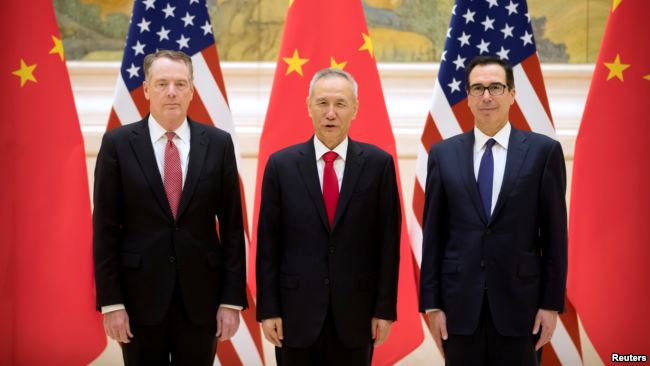 美国贸易代表莱特希泽（左）、美财政部长姆努钦（右）和中国副总理刘鹤在北京钓鱼台国宾馆举行美中高级别贸易谈判前合影。（2019年2月14日）