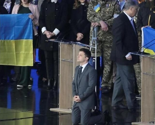 乌克兰新总统突然下跪 士兵们当场落泪