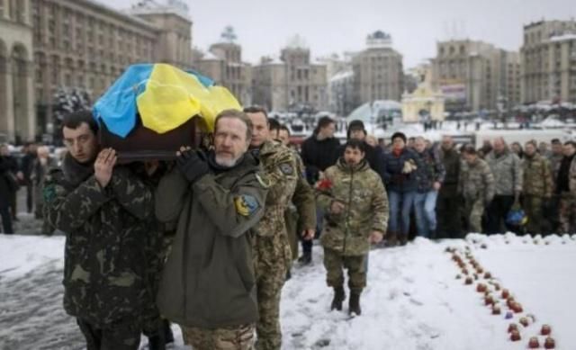 乌克兰新总统突然下跪 士兵们当场落泪