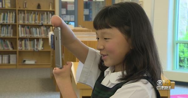 10岁华裔女孩没有双手  书法比赛夺冠