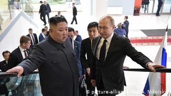 Russland Wladiwostok Präsident Putin (R) und Kim Jong Un Nordkorea (picture-alliance/dpa/A. Nikolskyi)
