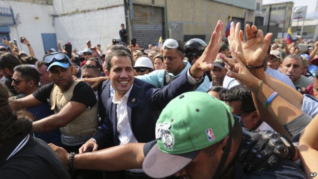 委内瑞拉反对派领导人、宣布自己为临时总统的瓜伊多在加拉加斯向支持者致意。(2019年4月30日)