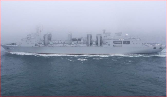 中国国产航母与补给舰首次港内联演