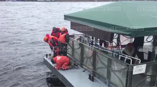 中国游客在俄落水溺亡 5艘舰艇水下搜索