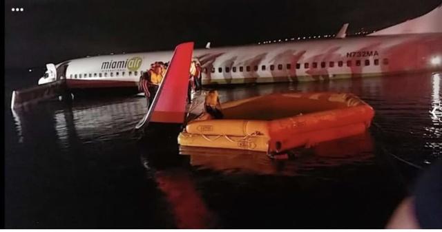 一架波音737客机着陆失败  冲入河里