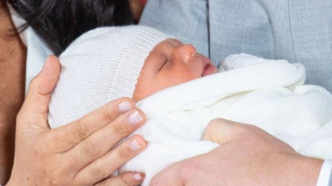 哈里和梅根带英王室新生宝宝首次亮相