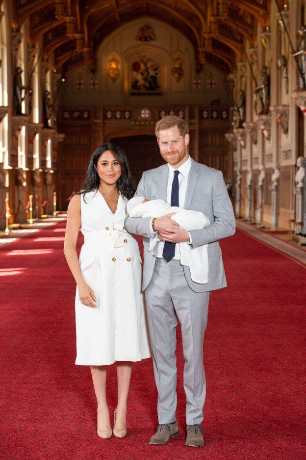 哈里和梅根带英王室新生宝宝首次亮相