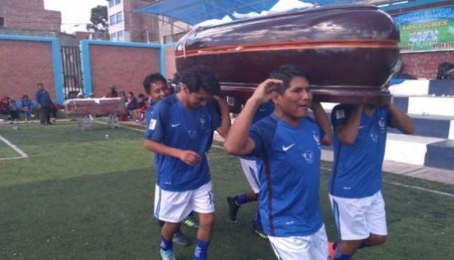 奇葩 秘鲁足球赛前三名奖品竟是棺材