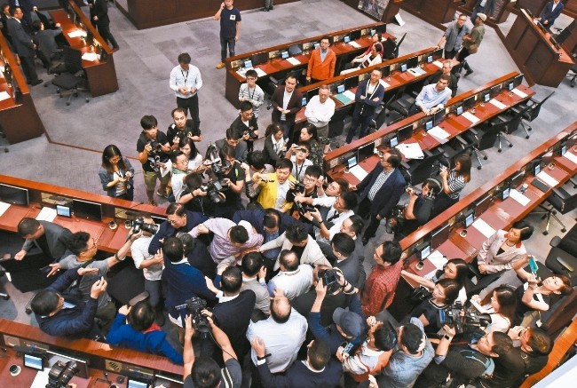 史无前例 香港立法会打群架   议员送医