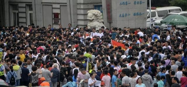 10年来第一次 中国高考报名人数破千万