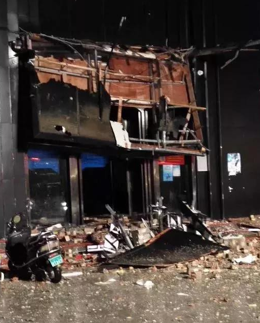 广西百色一酒吧发生坍塌 已致2死83伤
