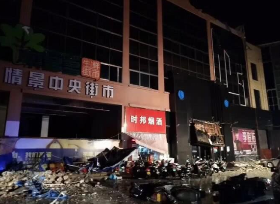 广西百色一酒吧发生坍塌 已致2死83伤