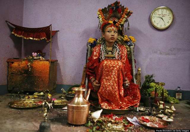 尼泊尔“活女神” 表面万人膜拜背后遭遇凄凉