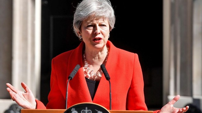 英首相梅含泪宣布辞职 脱欧谁接手？