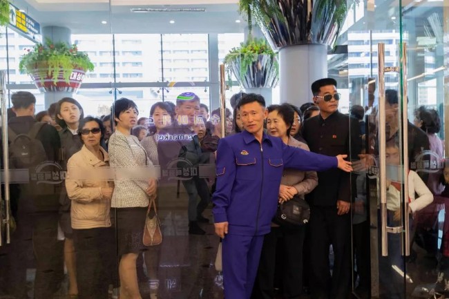 实拍朝鲜"世界级购物中心" 开业就"限流"