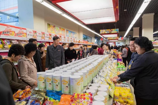 实拍朝鲜"世界级购物中心" 开业就"限流"