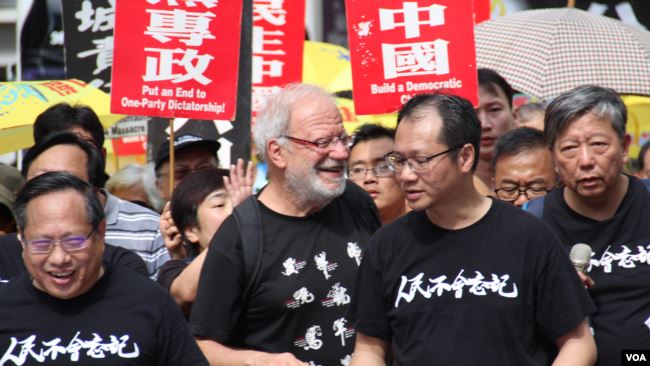 2019年5月26日香港纪念六四三十周年大游行中有一位法籍外国人自动加入游行行列 （美国之音记者申华 拍摄）